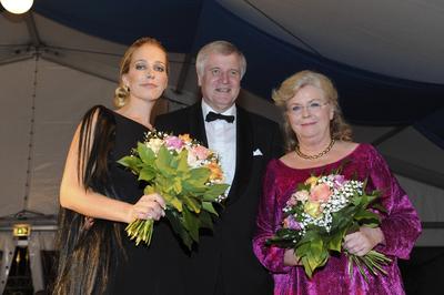 Katharina Wagner Horst Seehofer Eva Wagner-Pasquier Staatsempfang aus Anlass der Richard-Wagner-Festspiele 2011 finden zum 100. Male statt Zum Auftakt wird die Wagner Oper Tannhaueser gespielt - 25.Juli 2011 in Bayreuth Bayerische Staatskanzlei Photo BREUEL-BILD/Juri Reetz BREUEL-BILD Presse Photo Agency Postfach 700210 D-22045 HAMBURG - Tel.49 - 0 40 66976697 E-Mail:breuelbreuel-bild.de - Beleg und Honorarpflichtig  7,00 % UST. - www.breuel-bild.de - Bayern Germany *** Catherine Wagner Horst Seehofer Eva Wagner Pasquier State reception from Occasion the Richard Wagner Festival 2011 find to 100 Male instead of to Kick-off will the Wagner Opera Tannhaueser played 25 July 2011 in Bayreuth Bayerische State Chancellery Ph-stock-photo