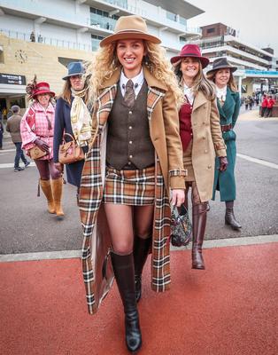 Copper Jenkins, Claire Shorrock and Ellen Slater ahead of Day 2 of the Cheltenham Festival 12/3/2025-stock-foto