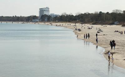 Urlauber tummeln sich am Donnerstagnachmittag bei Temperaturen ?ber 15 Grad und Windstille am Strand von Timmendorfer St-stock-foto