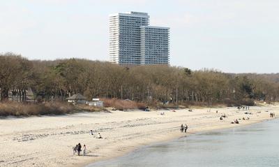 Urlauber tummeln sich am Donnerstagnachmittag bei Temperaturen ?ber 15 Grad und Windstille am Strand von Timmendorfer St-stock-foto