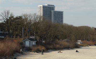Urlauber tummeln sich am Donnerstagnachmittag bei Temperaturen ?ber 15 Grad und Windstille am Strand von Timmendorfer St-stock-foto