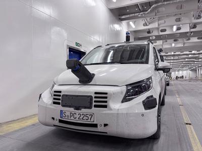 Naantali, 20. M?rz 2025. Autonomer Erlk?nig des Mercedes V250-stock-foto