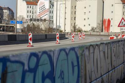 A100-Ringbahnbr?cke gesperrt: Verkehrschaos in Berlin, Die A100-Ringbahnbr?cke ist wegen Einsturzgefahr gesperrt. Das f?-stock-foto