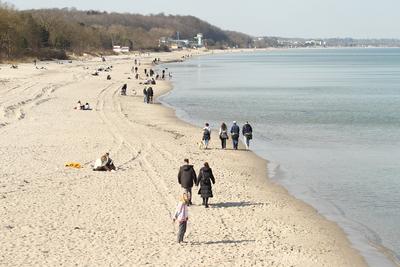 Urlauber tummeln sich am Donnerstagnachmittag bei Temperaturen ?ber 15 Grad und Windstille am Strand von Timmendorfer St-stock-foto