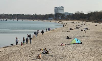 Urlauber tummeln sich am Donnerstagnachmittag bei Temperaturen ?ber 15 Grad und Windstille am Strand von Timmendorfer St-stock-foto