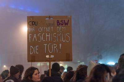 Demonstration gegen Rechtsextremismus und f?r Demokratie in Oldenburg, 01.02.2025-stock-foto