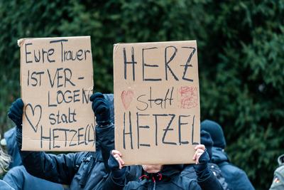 Aschaffenburg, Bavaria, Germany - January 26, 2025: Demo against right-wing extremism in Aschaffenburg, counter-demonstr-stock-foto