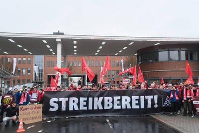 Warnstreik der Besch?ftigten im VW-Werk Baunatal-stock-foto
