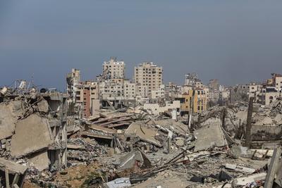 Palestinians try to survive in tents they set up among the debris of their demolished houses as they are faced with heavy-stock-foto