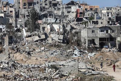 Displaced Palestinians continue to return their houses past heavily damaged and partially collapsed buildings after the ceasefire and hostage-prisoner swap deal between Hamas and Israel at Bureij-stock-foto