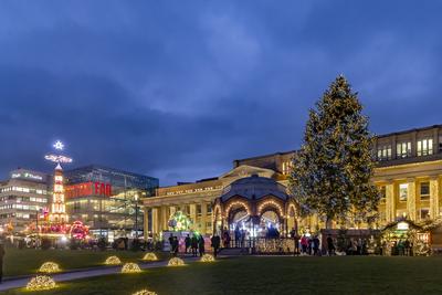 Stuttgarter Weihnachtsmarkt. Die traditionelle Veranstaltung lockt in der Weihnachtszeit j?hrlich mehr als 3,5 Millionen-stock-foto