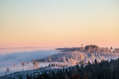 Sonnenaufgang ?ber dem Nebel-stock-foto