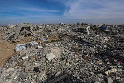 Palestinians try to survive in tents they set up among the debris of their demolished houses as they are faced with heavy-stock-foto