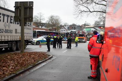 LKW erfasst ?ltere Person im Bereich der Haltestelle S-Bahn Othmarschen. Frau lebensgef?hrlich verletzt *** Truck hits e-stock-photo
