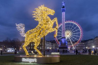 Stuttgarter Weihnachtsmarkt. Die traditionelle Veranstaltung lockt in der Weihnachtszeit j?hrlich mehr als 3,5 Millionen-stock-foto