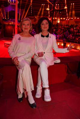 Jutta Speidel und Uschi D?mmrich von Luttitz / Circus Krone / 1. Winterprogramm / Freestyle / Manege / KroneBau / M?nche-stock-foto