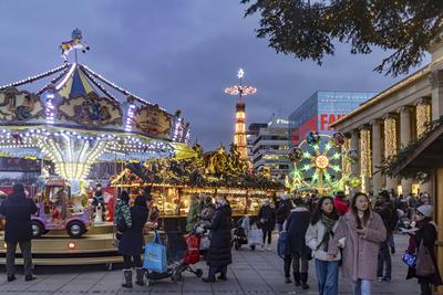 Stuttgarter Weihnachtsmarkt. Die traditionelle Veranstaltung lockt in der Weihnachtszeit j?hrlich mehr als 3,5 Millionen-stock-foto