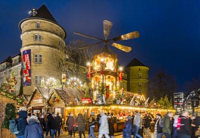 Stuttgarter Weihnachtsmarkt. Die traditionelle Veranstaltung lockt in der Weihnachtszeit j?hrlich mehr als 3,5 Millionen-stock-foto