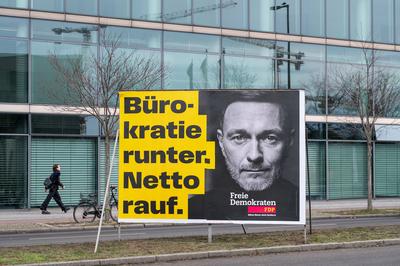 Berlin, Deutschland, Stelltafel mit Wahlplakat des FDP-Spitzenkandidaten Christian Lindner fuer die Bundestagswahl 2025-stock-foto