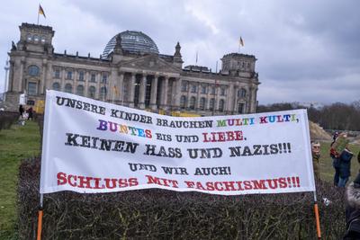 60.000 Menschen demonstrieren in Berlin gegen Asylpolitik von CDUCSU-stock-foto