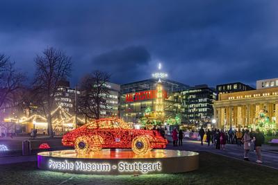 Stuttgarter Weihnachtsmarkt. Die traditionelle Veranstaltung lockt in der Weihnachtszeit j?hrlich mehr als 3,5 Millionen-stock-foto