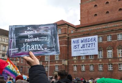 Kiel, 27.01.2025, Demonstration und Menschenkette f?r die Demokratie zum bundesweiten Holocaust - Gedenktag-stock-foto