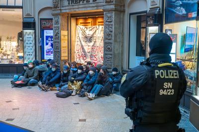 Leipzig - Linke Aktivisten blockieren CDU-B?ro in M?dlerpassage: Polizei und Ordnungsamt vor Ort-stock-foto