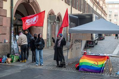 Leipzig - Linke Aktivisten blockieren CDU-B?ro in M?dlerpassage: Polizei und Ordnungsamt vor Ort-stock-foto