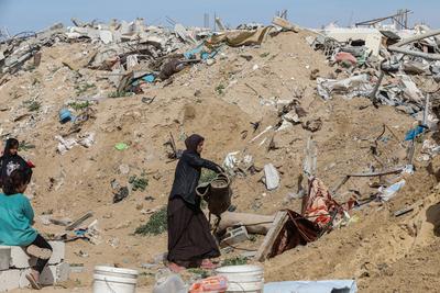 Palestinians try to survive in tents they set up among the debris of their demolished houses as they are faced with heavy-stock-foto