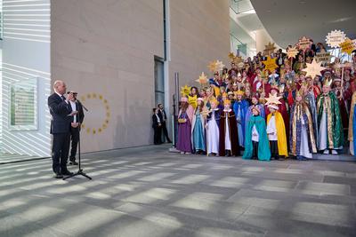 Sternsinger zu Gast im Kanzleramt-stock-foto