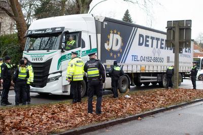 LKW erfasst ?ltere Person im Bereich der Haltestelle S-Bahn Othmarschen. Frau lebensgef?hrlich verletzt *** Truck hits e-stock-photo