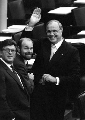 Helmut Kohl (re. /GER/CDU/Fraktionsvorsitzender) lacht unter den Augen von Philipp Jenninger (li., GER/CDU) vor der Vere-stock-foto