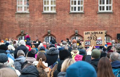 Kiel, 27.01.2025, Demonstration und Menschenkette f?r die Demokratie zum bundesweiten Holocaust - Gedenktag-stock-foto