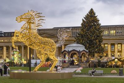 Stuttgarter Weihnachtsmarkt. Die traditionelle Veranstaltung lockt in der Weihnachtszeit j?hrlich mehr als 3,5 Millionen-stock-foto
