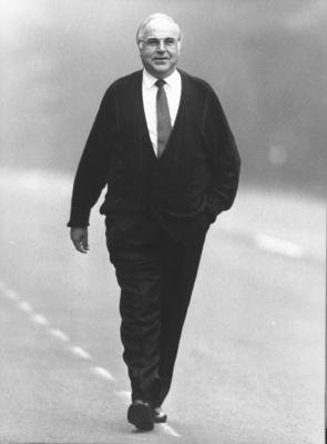 Bundeskanzler Helmut Kohl vertritt sich die Fuesse waehrend der Busfahrt von Warschau nach Kreisau. Irgendwo in Polen d-stock-foto