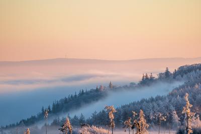 Sonnenaufgang ?ber dem Nebel-stock-foto