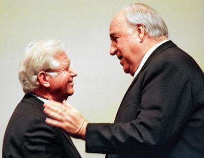 Bundeskanzler Helmut Kohl, CDU, (R) gratuliert dem Ministerpr?sidenten von Sachsen Kurt Biedenkopf, CDU, zu dessen Rede-stock-foto