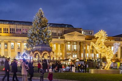 Stuttgarter Weihnachtsmarkt. Die traditionelle Veranstaltung lockt in der Weihnachtszeit j?hrlich mehr als 3,5 Millionen-stock-foto