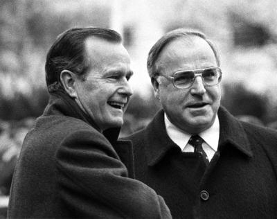 Vizepr?sident George Bush sen. (li., USA) und Bundeskanzler Helmut Kohl (GER/CDU) in Bonn-stock-foto
