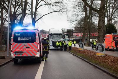 LKW erfasst ?ltere Person im Bereich der Haltestelle S-Bahn Othmarschen. Frau lebensgef?hrlich verletzt *** Truck hits e-stock-photo