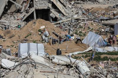 Palestinians try to survive in tents they set up among the debris of their demolished houses as they are faced with heavy-stock-foto