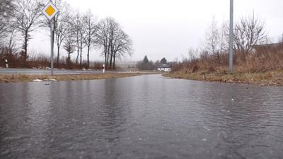 Blitzeisalarm in Bayern! Eine gef?hrliche Wetterfront zieht aktuell ?ber dem Osten hinweg. Vor allem in Bayern gab es zu-stock-foto