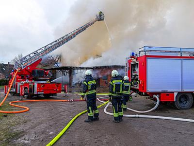 Scheune in Th?nse in Vollbrand Gro?brand einer Scheune in Ortsteil Burgwedel - Th?nse. Feuerwehr mit einer Vielzahl an O-stock-photo