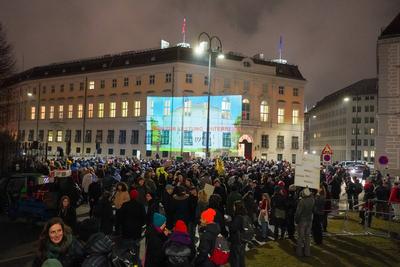 Wien, ?sterreich, Europa Donnerstagsdemo gegen FP?-Regierungsbeteiligung am 16. J?nner 2025 auf dem Ballhausplatz. Proje-stock-foto