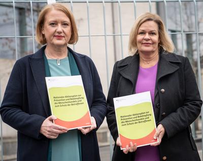 Pressestatement zum Thema Nationaler Aktionsplan Menschenhandel vor dem Bundeskanzleramt in Berlin ? Nancy Faeser, Bundesinnenministerin-stock-photo