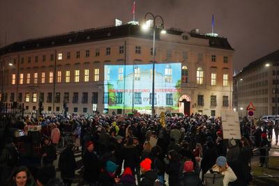 Wien, ?sterreich, Europa Donnerstagsdemo gegen FP?-Regierungsbeteiligung am 16. J?nner 2025 auf dem Ballhausplatz. Proje-stock-foto
