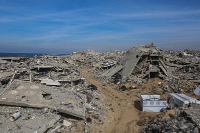 Palestinians try to survive in tents they set up among the debris of their demolished houses as they are faced with heavy-stock-foto