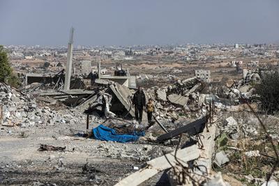 Displaced Palestinians continue to return their houses past heavily damaged and partially collapsed buildings after the ceasefire and hostage-prisoner swap deal between Hamas and Israel at Bureij-stock-foto