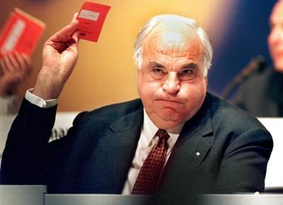 Bundeskanzler Dr. Helmut Kohl haelt eine Stimmkarte hoch auf dem 10. Parteitag der CDU Deutschlands vom 17.-19. Mai in-stock-foto