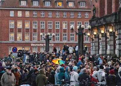 Kiel, 27.01.2025, Demonstration und Menschenkette f?r die Demokratie zum bundesweiten Holocaust - Gedenktag-stock-foto